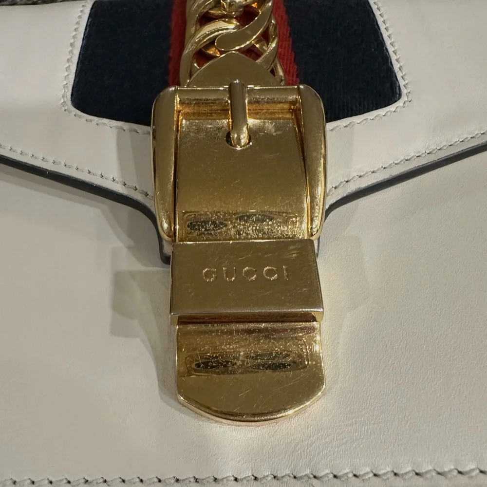 ✨💎GUCCI💎✨ Sylvie chain crossbody w/ COA, Dustbag & GWP. - Picture 9 of 12